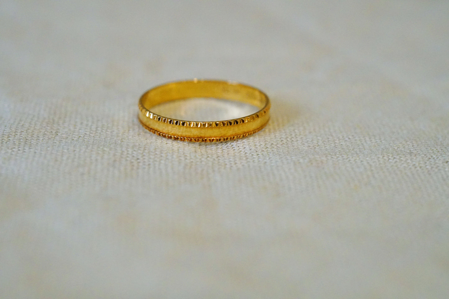Vintage 18k Yellow Gold Etched Band