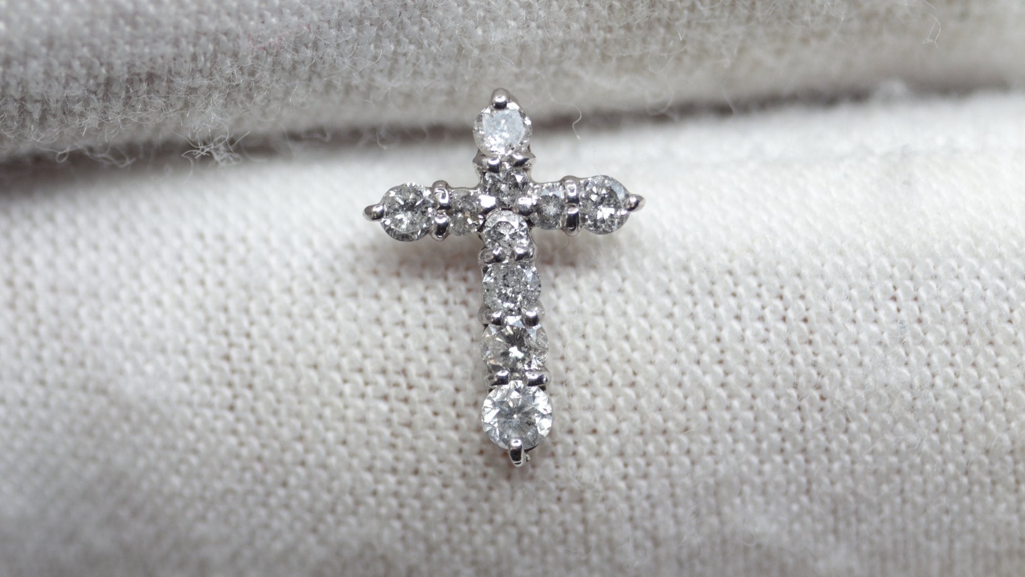18k WHITE GOLD DIAMOND CROSS PENDANT