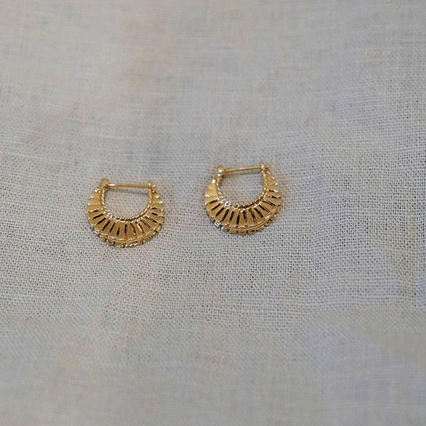 VINTAGE 14K GOLD SCALLOPED HUGGIE HOOP EARRINGS