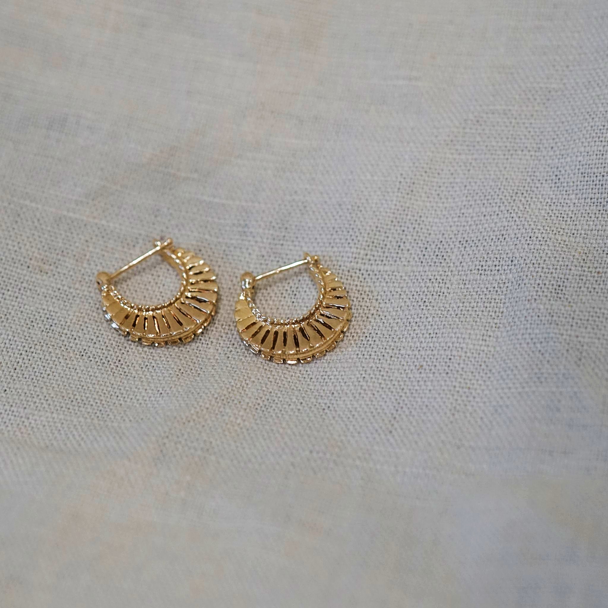 VINTAGE 14K GOLD SCALLOPED HUGGIE HOOP EARRINGS