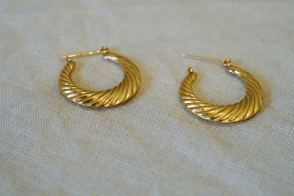 14K GOLD GROOVED HOOPS