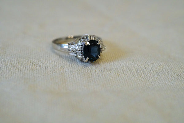 PLATINUM RING WITH SAPPHIRE & DIAMONDS